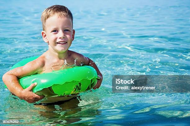 Menino Feliz Está A Nadar No Mar Com Anel De Borracha - Fotografias de stock e mais imagens de Alegria