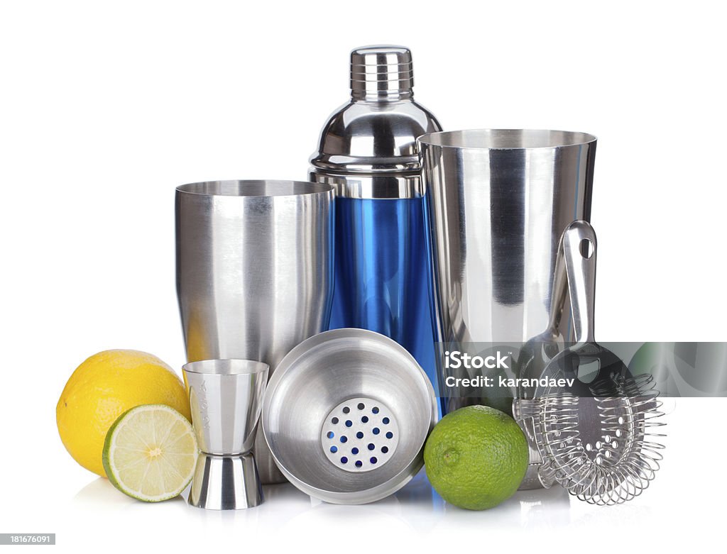 Coctelera, colador, recipiente para medir, bebiendo y citruses Popotes - Foto de stock de Alimento libre de derechos