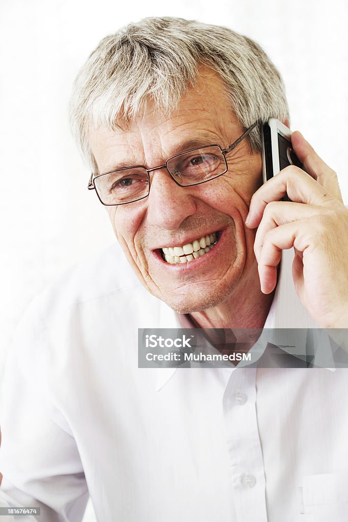 Muy ocupado utilizando un hombre mayor envenenado algunos teléfonos - Foto de stock de Adulto libre de derechos