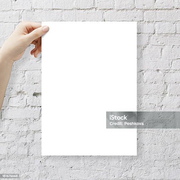 Hände Halten Papier Stockfoto und mehr Bilder von Bildhintergrund - Bildhintergrund, Design, Fotografie