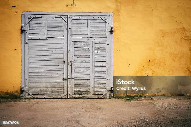 Antigua Puerta De Madera Foto de stock y más banco de imágenes de Puerta - Entrada - Puerta - Entrada, Agrietado, Aire libre