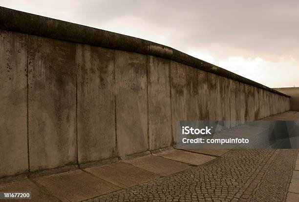 Parte Izquierda Del Muro De Berlín Foto de stock y más banco de imágenes de Alemania - Alemania, Arquitectura, Azul