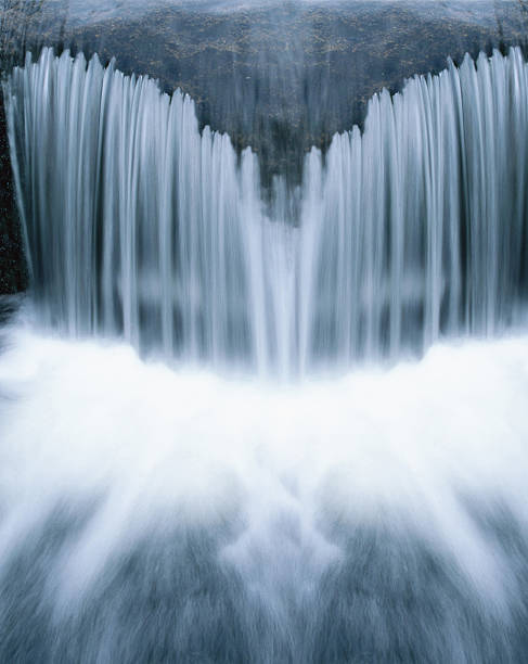 chute d'eau gros plan - runnel photos et images de collection