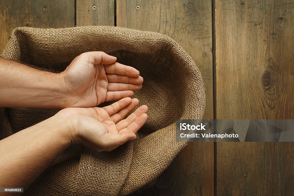 Manos ahuecadas y sackcloth textura - Foto de stock de Arpillera libre de derechos