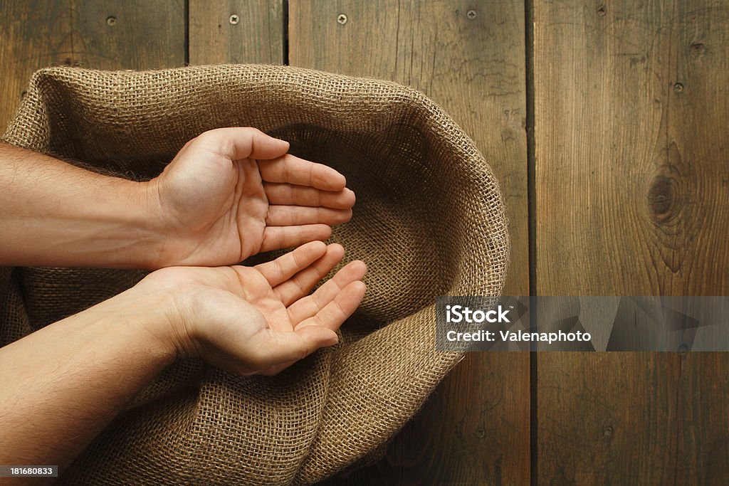sackcloth contenant les mains et de la texture - Photo de Beige libre de droits