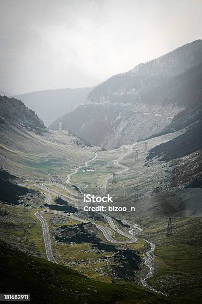 Strada Di Montagna - Fotografie stock e altre immagini di Ambientazione esterna - Ambientazione esterna, Composizione verticale, Curvo