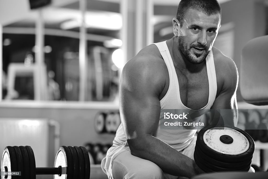 Athletic bodybuilder, eseguire l'esercizio in sport palestra hall - Foto stock royalty-free di Abbigliamento sportivo