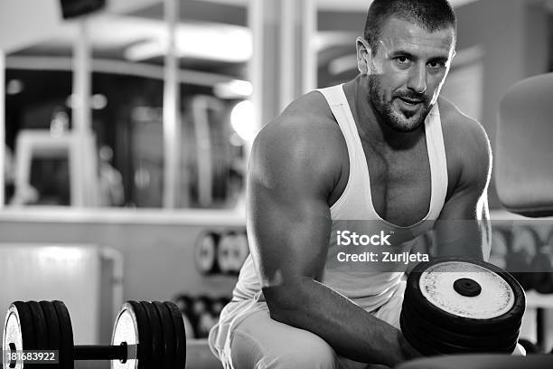 Athletic Bodybuilder Eseguire Lesercizio In Sport Palestra Hall - Fotografie stock e altre immagini di Abbigliamento sportivo