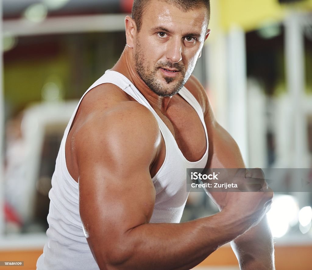 Athletic bodybuilder, executar o exercício no ginásio de esporte - Royalty-free Adulto Foto de stock