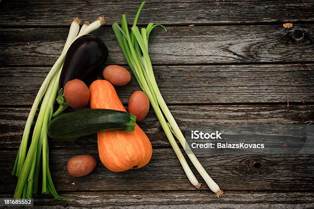 Vegetales Frescos Sobre Fondo De Madera Foto de stock y más banco de imágenes de Agricultura - Agricultura, Alimento, Amarillo - Color