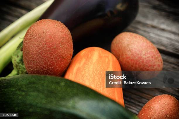 Produtos Hortícolas Frescos Em Fundo De Madeira - Fotografias de stock e mais imagens de Abóbora-Menina - Cucúrbita - Abóbora-Menina - Cucúrbita, Agricultura, Alho Francês