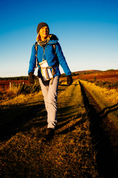 sendero de larga distancia dava way, moray, escocia - map uk hiking reading fotografías e imágenes de stock