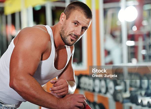 운동가형 Bodybuilder 실행 스포츠 운동시설 홀에서의 오목교 근육질 남자에 대한 스톡 사진 및 기타 이미지 - 근육질 남자, 근육질 체격, 남자