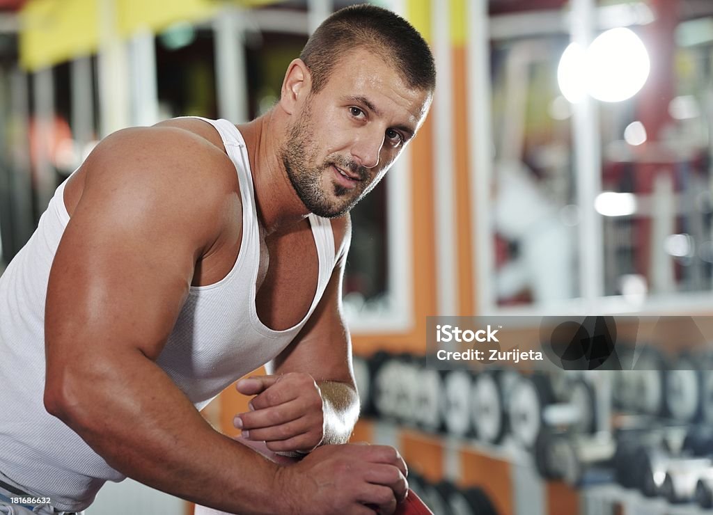 Спортивный bodybuilder, выполнять упражнения на спорт тренажерный зал - Стоковые фото Анаэробное упражнение роялти-фри