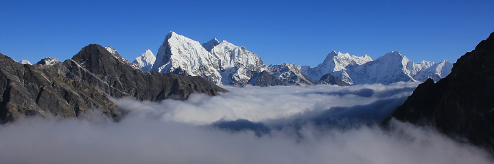 High mountains in the Sagarmatha Nationalpark, Nepal. Gokyo Valley.