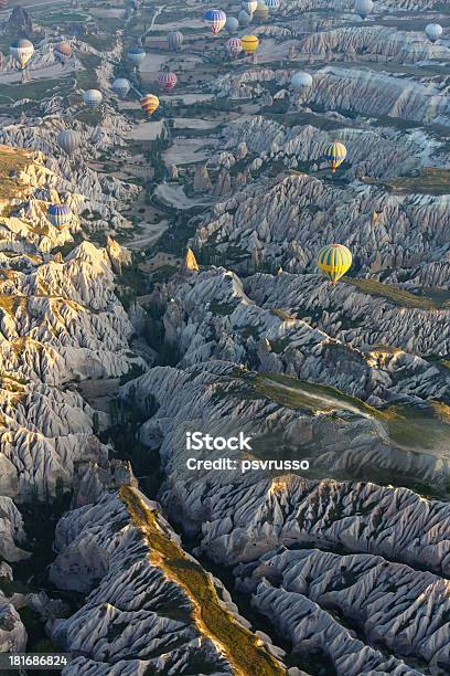 Fotografia Aérea De Uma Paisagem De Montanha - Fotografias de stock e mais imagens de Ao Ar Livre - Ao Ar Livre, Aventura, Balão de ar quente