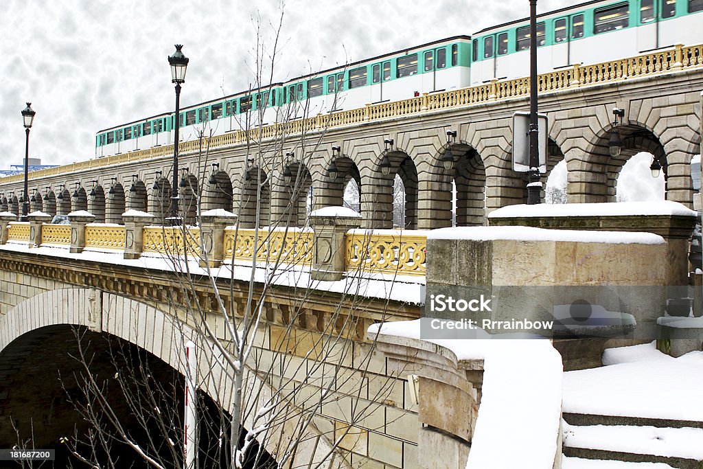 地下鉄パリの橋 - パリの地下鉄のロイヤリティフリーストックフォト