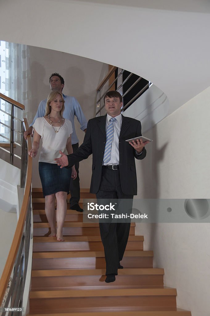 Agente immobiliare con i clienti. - Foto stock royalty-free di Agente immobiliare