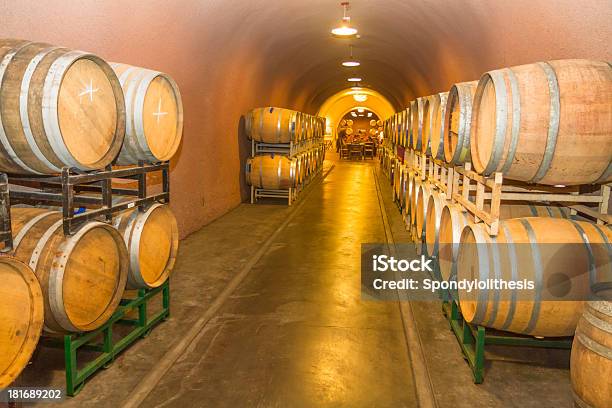 Cueva De Vinos De Napa Foto de stock y más banco de imágenes de Paso Robles - Paso Robles, Bodega de vino, Valle de Napa