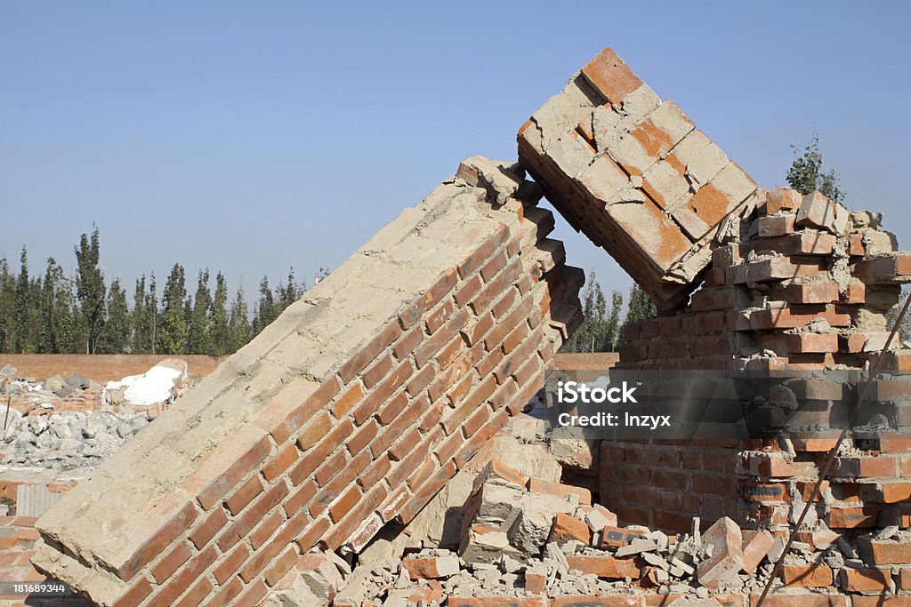 A demolição do fumegante Escombros - Foto de stock de Acidentes e desastres royalty-free