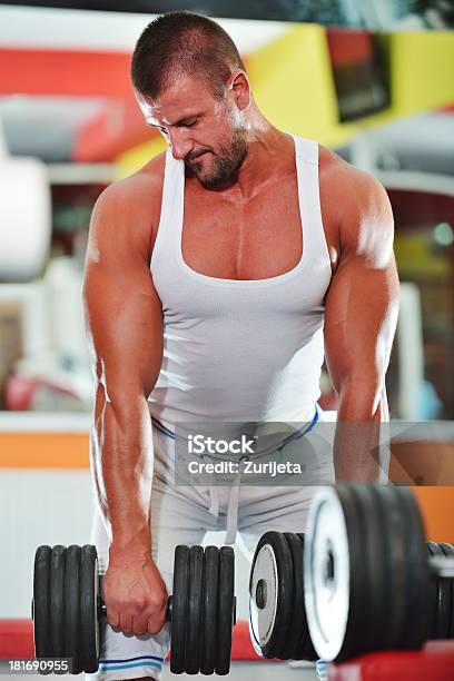 Athletic Bodybuilder Executar O Exercício No Ginásio De Esporte - Fotografias de stock e mais imagens de Adulto