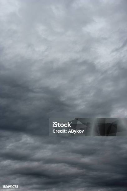 Темные Clouds — стоковые фотографии и другие картинки Без людей - Без людей, Буря, Вертикальный