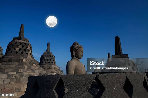 Estátua E Passa Por Uma Estupa Em De Borobudur - Fotografias de stock e mais imagens de Arcaico - Arcaico, Arqueologia, Arquitetura