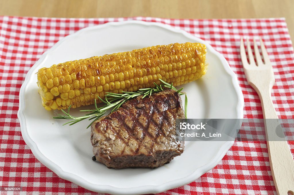 Bistec a la parrilla con maíz - Foto de stock de Alimento libre de derechos