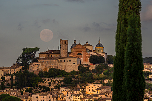 Amelia, Terni, Umbria, Italia: Sunrise with full moon in Amelia