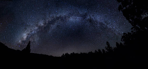 milky way を「haleakala 国立公園のパノラマに広がる - haleakala national park ストックフォトと画像