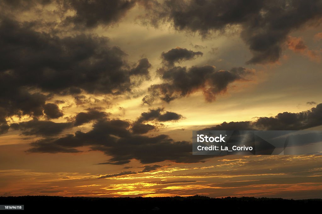 Paisagem do pôr do sol nublado céu laranja com - Royalty-free Anoitecer Foto de stock