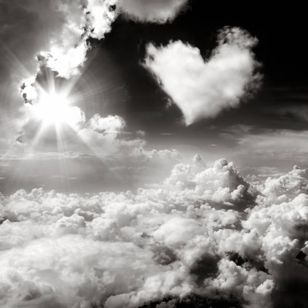 ангельское небо в ч/б с облаком в форме сердца - meteorology elegance outdoors loving стоковые фото и изображения