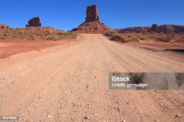 Droga Gruntowa Opona Utworów Red Rocks - zdjęcia stockowe i więcej obrazów Bez ludzi - Bez ludzi, Droga, Droga dwupasmowa