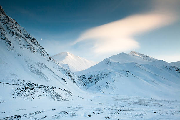 kuvapankkikuvat ja rojaltivapaat kuvat aiheesta lumisia vuoria - kuu brooks rangen yllä, alaska - brooks range alaska