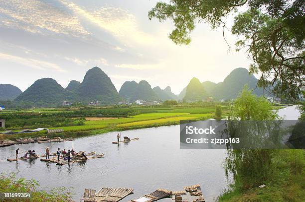 China Guilin Rafting Foto de stock y más banco de imágenes de Agua - Agua, Aire libre, Ajardinado