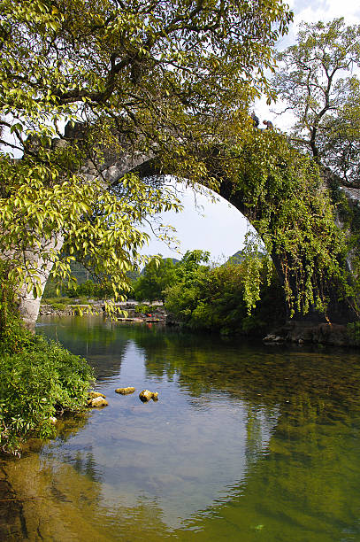 cina guilin yangshuo bridge - bridge beauty in nature travel destinations yangshuo foto e immagini stock