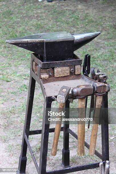 Kowadło I Sledgehammers - zdjęcia stockowe i więcej obrazów Fotografika - Fotografika, Gwóźdź, Kowadło