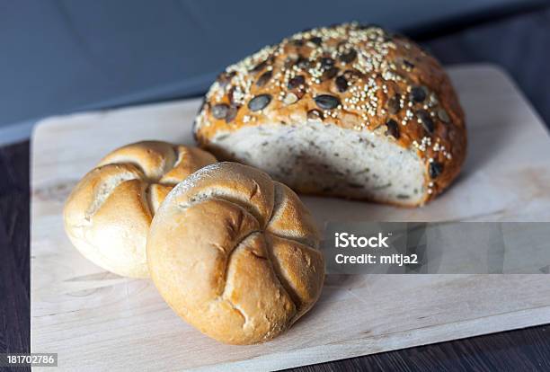 Pan Foto de stock y más banco de imágenes de Alimento - Alimento, Barra de pan, Cocina - Estructura de edificio