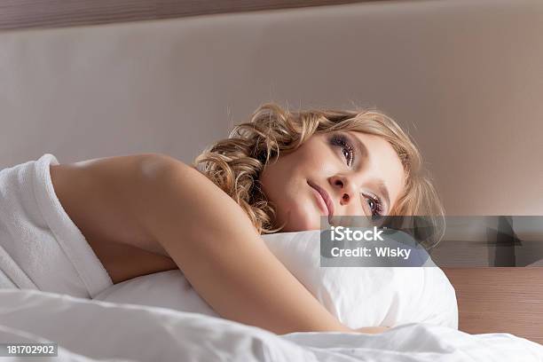 美しい少女のポートレートベッドで横になって夢のような - ほっそりしたのストックフォトや画像を多数ご用意 - ほっそりした, シーツ, ベッド