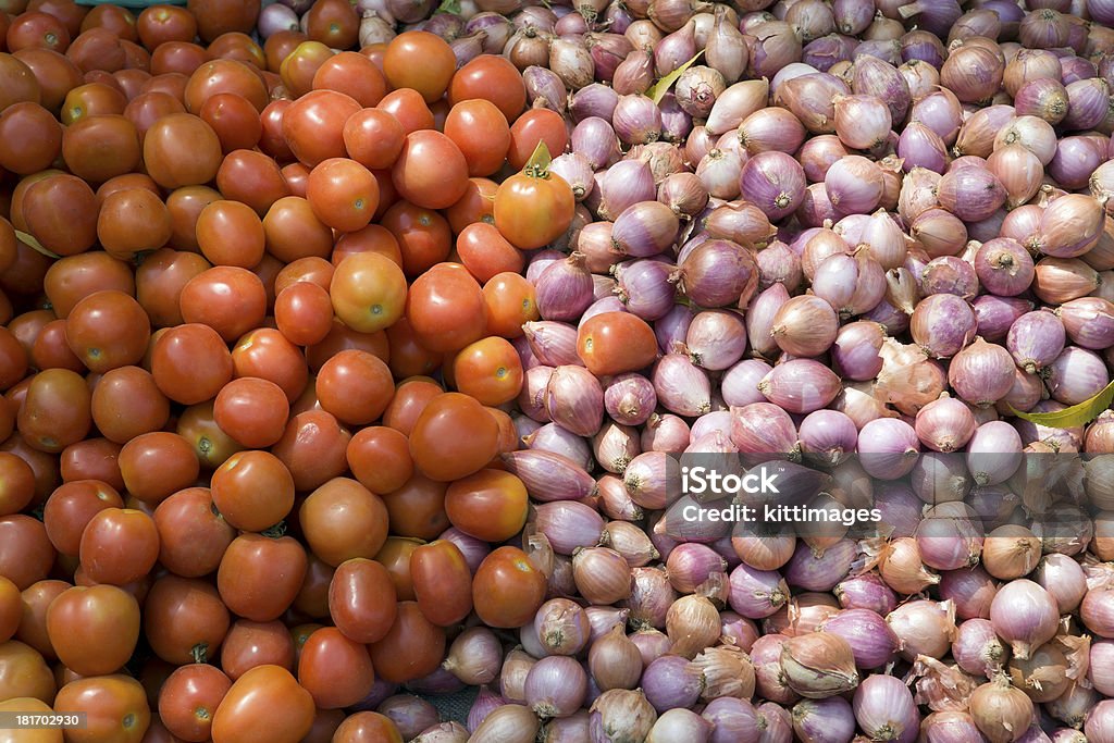 Tomate e chalota em vender no mercado produtos frescos - Foto de stock de Agricultura royalty-free