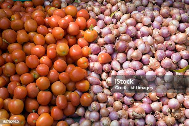 Foto de Tomate E Chalota Em Vender No Mercado Produtos Frescos e mais fotos de stock de Agricultura