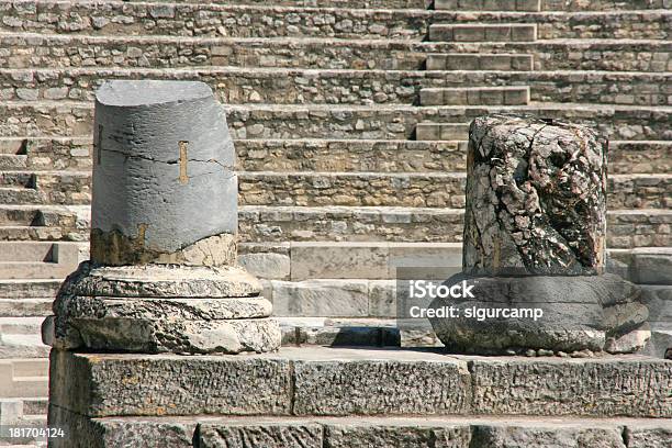 Le Antiche Rovine Romane Di Arles Francia - Fotografie stock e altre immagini di Ambientazione esterna - Ambientazione esterna, Anfiteatro, Antica civiltà