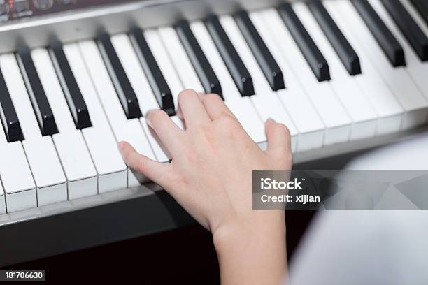 Tastiera Di Pianoforte Giocando Le Mani E Delle Dita - Fotografie stock e altre immagini di Abilità
