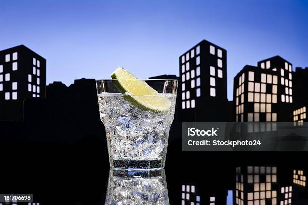 Metropolis Un Gin Tonic Cóctel Foto de stock y más banco de imágenes de Amarillo - Color - Amarillo - Color, Aperitivo - Bebida alcohólica, Bebida