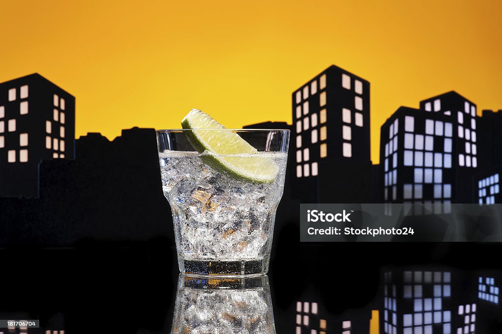 Metropolis un Gin Tonic cóctel - Foto de stock de Amarillo - Color libre de derechos