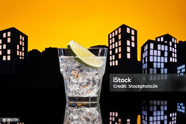 Metropolis Un Gin Tonic Cóctel Foto de stock y más banco de imágenes de Amarillo - Color - Amarillo - Color, Aperitivo - Bebida alcohólica, Bebida