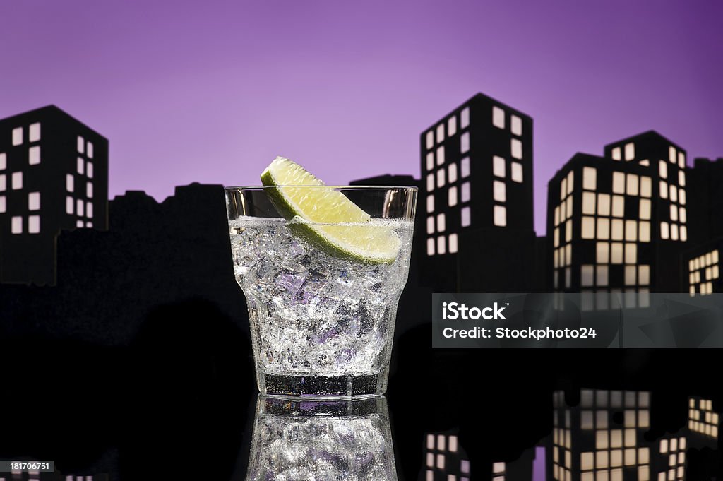 Metropolis un Gin Tonic cóctel - Foto de stock de Amarillo - Color libre de derechos