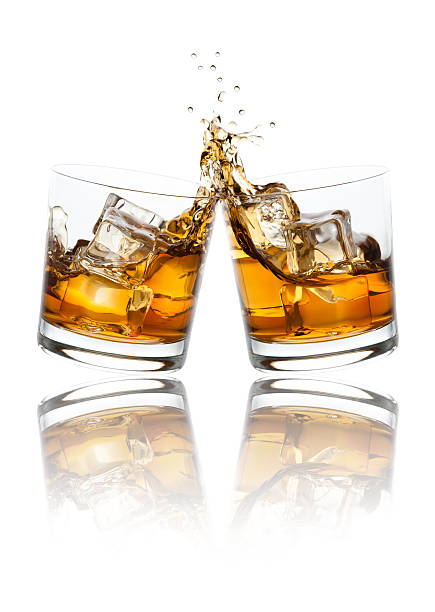 whisky copas brindis - whisky glass alcohol drink fotografías e imágenes de stock