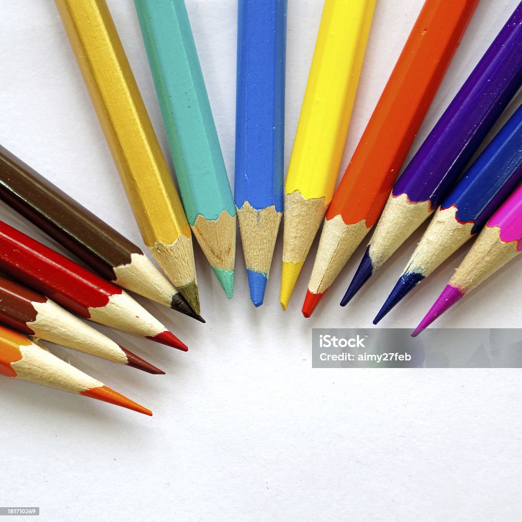 Lápis coloridos no fundo branco - Foto de stock de Afiado royalty-free