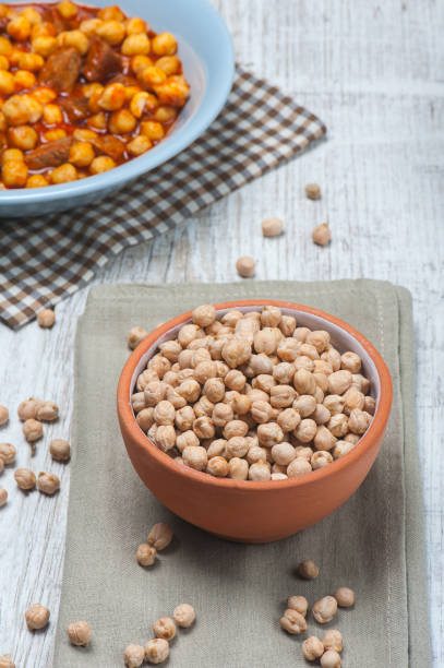 imagen de vista de ángulo alto de garbanzos crudos con plato tradicional turco de garbanzos con carne en el fondo - lentil dinner holiday mediterranean cuisine fotografías e imágenes de stock